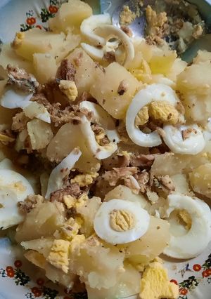 Una foto de Ensalada de papas, sardina y huevo duro