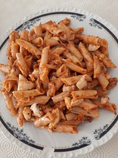Una foto de Macarrones con atún salteados