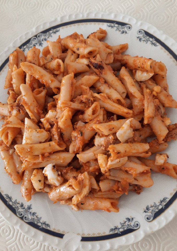 Una foto de Macarrones con atún salteados