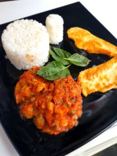 Una foto de Arroz con verduras y pollo