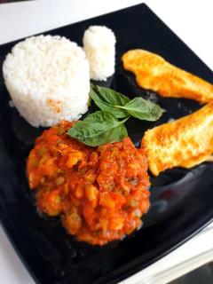 Una foto de Arroz con verduras y pollo