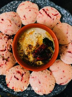 बीट रूट इडली (beet root idli recipe in marathi) रेसिपी चे मुख्य फोटो