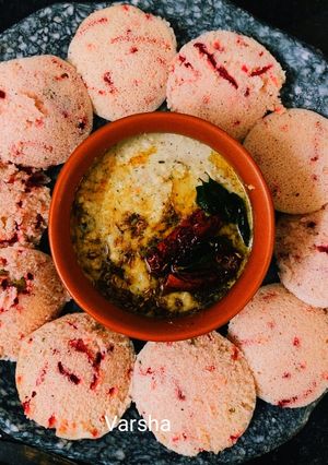 बीट रूट इडली (beet root idli recipe in marathi) रेसिपी चे मुख्य फोटो 