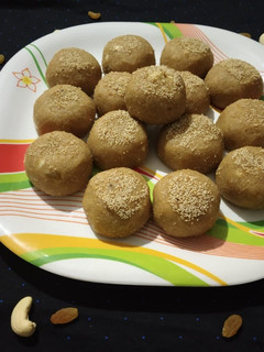 ચૂરમાં ના લાડુ (churma na laddu Recipe In Gujarati) રેસીપી મુખ્ય ફોટો