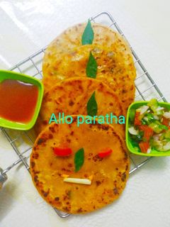 આલુ પરાઠા (Aloo Paratha Recipe In Gujarati) રેસીપી મુખ્ય ફોટો