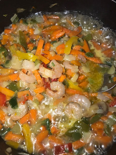 Una foto de Salteado de verduras con camarones 🍤