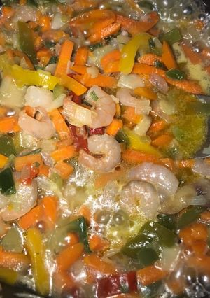 Una foto de Salteado de verduras con camarones 🍤