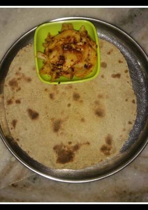 A picture of Moth ki roti.