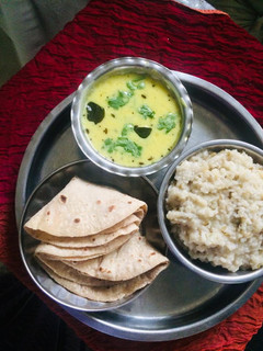 કઢી ખીચડી (Kadhi Khichdi Recipe In Gujarati) રેસીપી મુખ્ય ફોટો