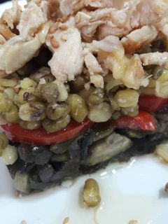 Una foto de Verduritas con soja y virutas de pollo