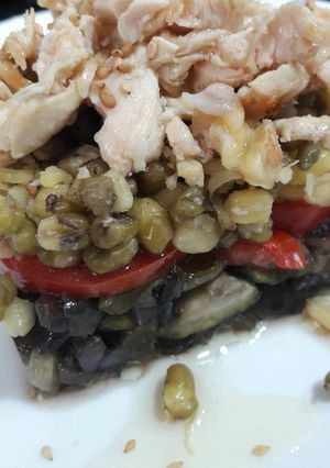 Una foto de Verduritas con soja y virutas de pollo