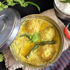 A picture of Dim Bhapa (Steamed Egg Curry) Bengali lunch.