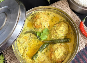 A picture of Dim Bhapa (Steamed Egg Curry) Bengali lunch.