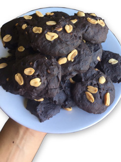 Una foto de Cookies veganas de porotos negros y chocolate 🍫 🌱