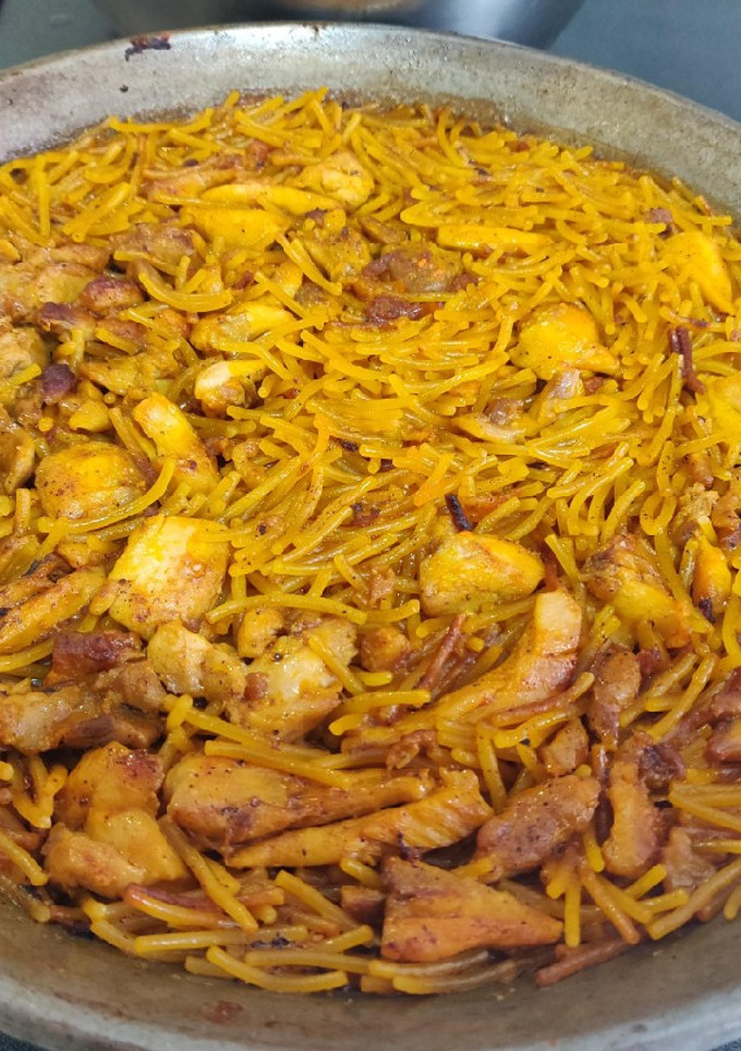 Una foto de Fideuá de pollo