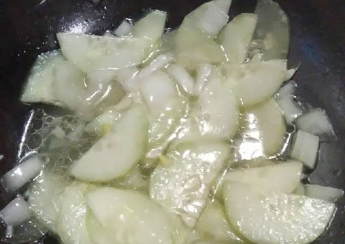 🥒 Cucumber and Onion Salad with Sweet Onion Vinaigrette