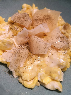 Una foto de Huevos revueltos con queso