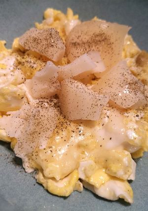 Una foto de Huevos revueltos con queso