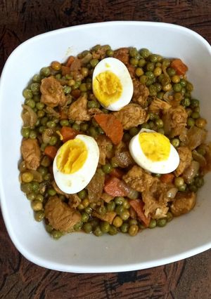 A picture of Mix vegetables with chicken boneless 🥕🥕🍅🥚.