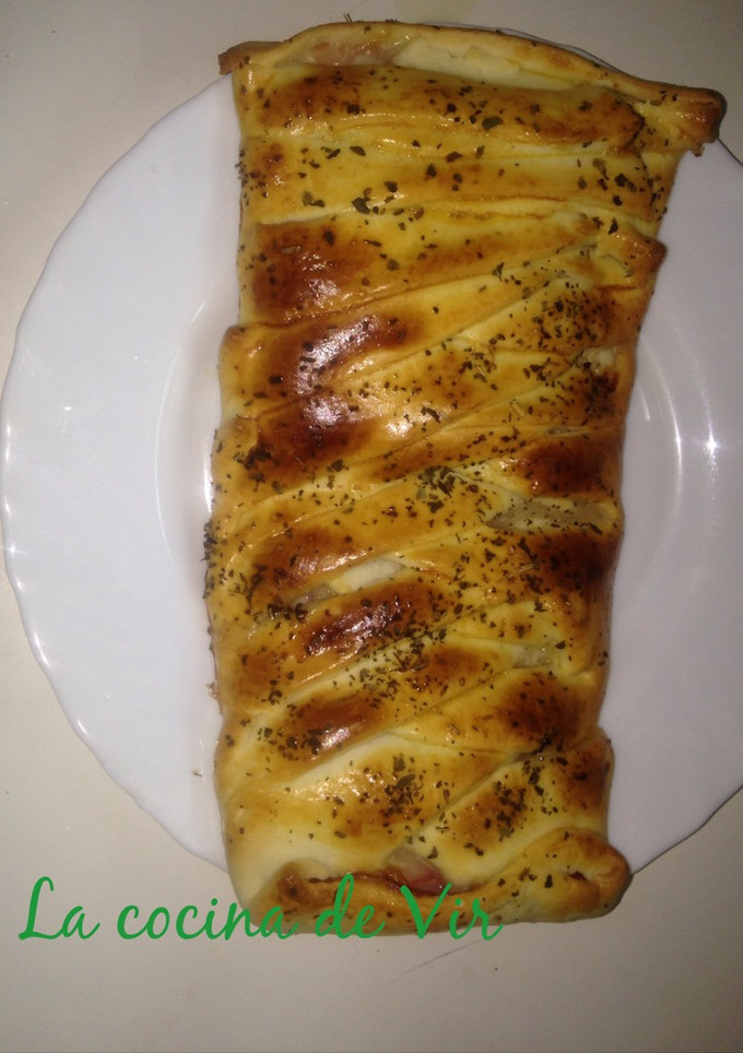 Una foto de Trenza de hojaldre bacon y queso