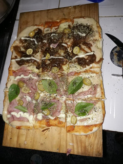 Una foto de Pizza de masa casera artesanal