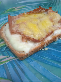 Una foto de Tosta con bechamel, jamón y queso