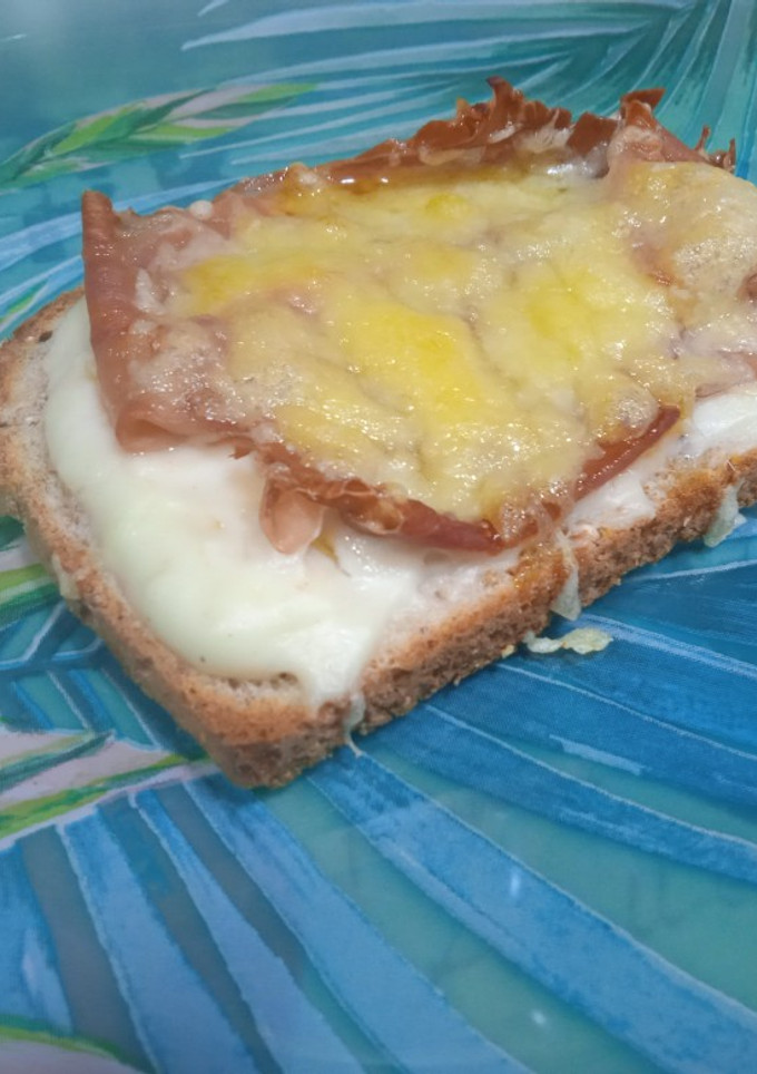 Una foto de Tosta con bechamel, jamón y queso