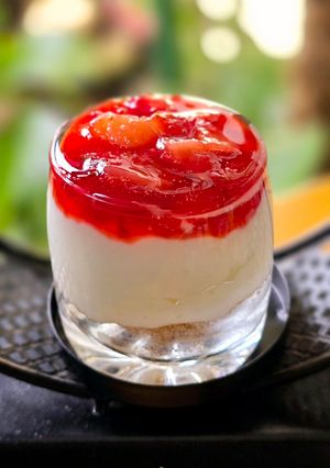 A picture of Strawberry Yoghurt Cheesecake Cups.