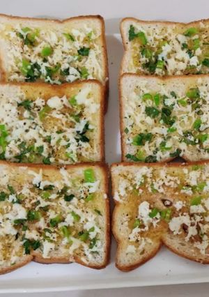 ચીઝ ગાર્લિક બ્રેડ (Cheese Garlic Bread Recipe in Gujarati) રેસીપી મુખ્ય ફોટો