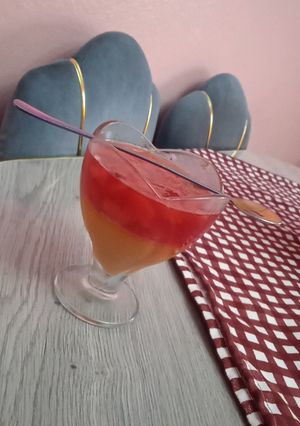 صورة لوصفة تحلية الفلان فاني وفراولة مع الفواكه🍓🍑🍌🍸