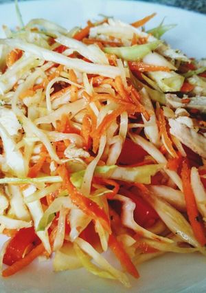 Фото Салат из свежей капусты с курицей.