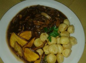 Una foto de Entrecot relleno con salsa al champiñones y guarnición papas noissetes, Cocinero: Andrés Quevedo.