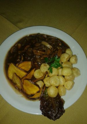 Una foto de Entrecot relleno con salsa al champiñones y guarnición papas noissetes, Cocinero: Andrés Quevedo.