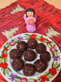 Una foto de Bolitas de chocolate saludables 3 ing. 🍫 Ideal para hacer con infantes 🧒🏽 ♥️ 👧🏽 Sin azúcares agregados