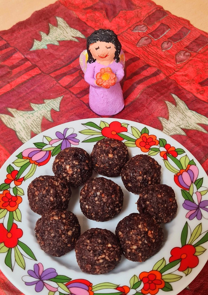 Una foto de Bolitas de chocolate saludables 3 ing. 🍫 Ideal para hacer con infantes 🧒🏽 ♥️ 👧🏽 Sin azúcares agregados