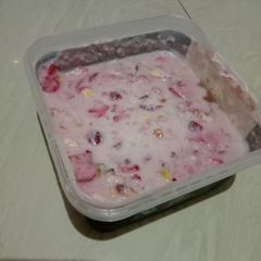 A picture of Strawberry kulfi.
