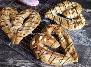 Foto resep Almonds Flaky Heart Shaped Bread #pr_tirotiii