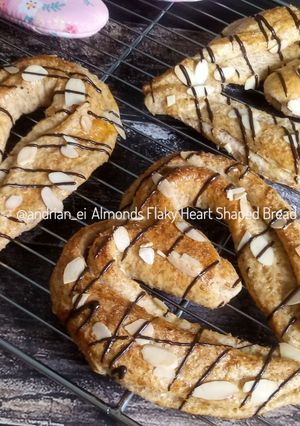 Foto resep Almonds Flaky Heart Shaped Bread #pr_tirotiii