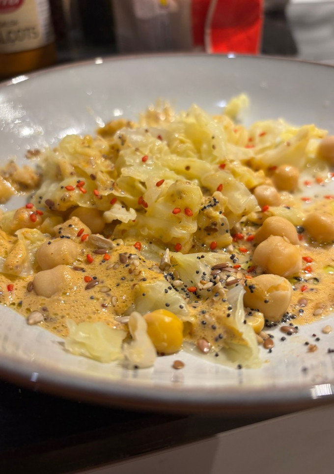 Una foto de Berza con salsa de romesco y mostaza