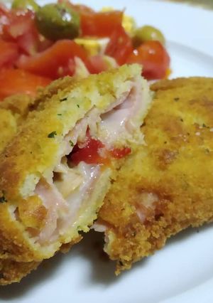 Una foto de San Jacobo de queso atún y pimientos