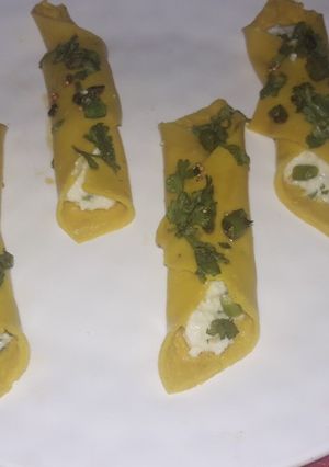 A picture of Khandvi cigar stuff with hung curd.
