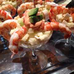 Una foto de Copa de langostinos con ensalada waldorf