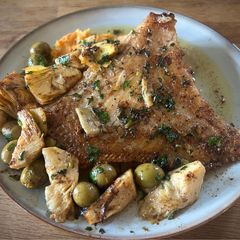A picture of Eune Êcale Dé Raie - ray with marinated artichokes and olives in nut butter.