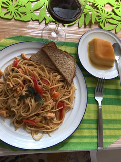 Una foto de Pastas con cubos de pechuga de pollo