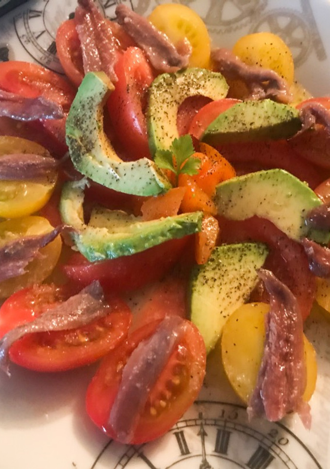 Una foto de Ensalada de tomate, aguacate y anchoas