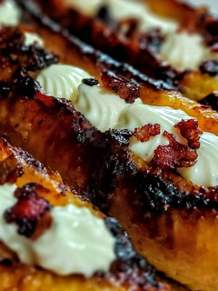 Una foto de PLÁTANOS AL SARTÉN, con Queso Crema y🥓Tocineta Caramelizada..😋