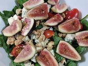 Una foto de ensalada de higos