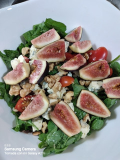 Una foto de Ensalada con higos, quesos y frutas secas
