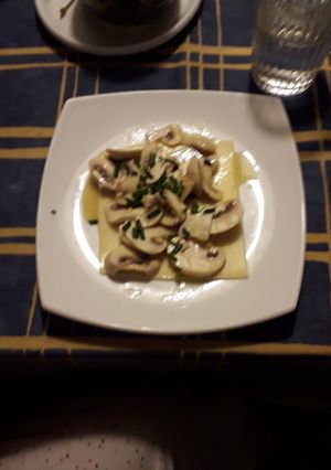 Una foto de Carpacho de champiñones al queso holandés