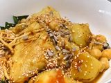 Almuerzo casero fácil: Garbanzos guisados con pollo y papas en salsa